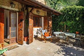 Outdoor dining - Apartment 'Col Di Metino' with Mountain View, Private Garden and Wi-Fi (Gualdo Tadino)