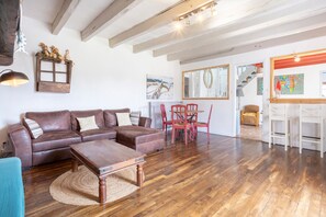 TV - Holiday Home 'Longère 5min from Pont-Aven' with Private Garden (Riec-sur-Bélon)