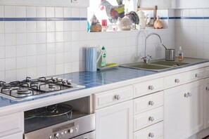 Fridge, microwave, oven, stovetop - Holiday Home 'Longère 5min from Pont-Aven' with Private Garden (Riec-sur-Bélon)