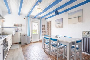 Kylskåp, mikrovågsugn, ugn och spishäll
