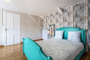 3 habitaciones, tabla de planchar con plancha y ropa de cama 