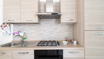 Réfrigérateur, four, plaque de cuisson