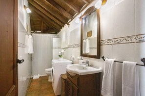 シャワー、ヘアドライヤー、タオル