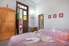 1 bedroom, iron/ironing board, free WiFi, bed sheets - 'Casa Rural La Verita' with Sea View, Private Terrace and Wi-Fi (La Sombrera)