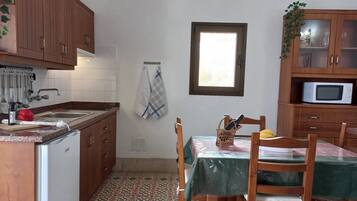 Réfrigérateur, micro-ondes, plaque de cuisson, cafetière/bouilloire