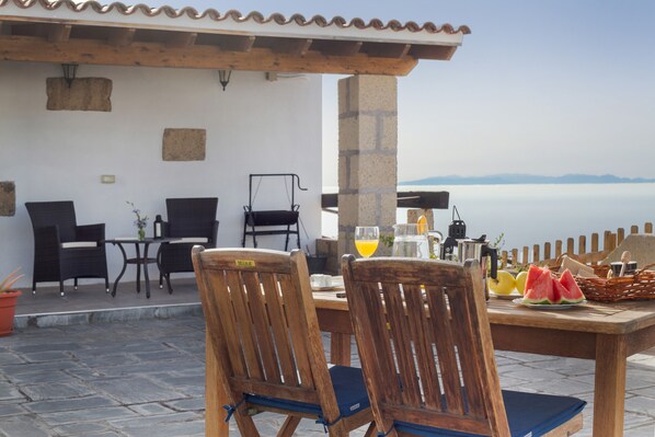 Outdoor dining - 'Casa Rural La Verita' with Sea View, Private Terrace and Wi-Fi (La Sombrera)