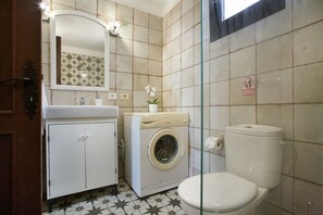 Dusche, Haartrockner, Handtücher