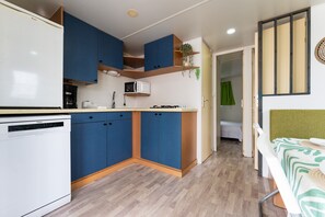 Frigorifero, microonde, piano cottura, lavastoviglie