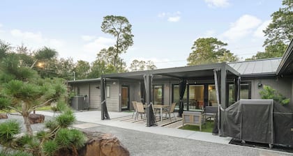 5 bedroom Luxe Home w/ Basketball Court