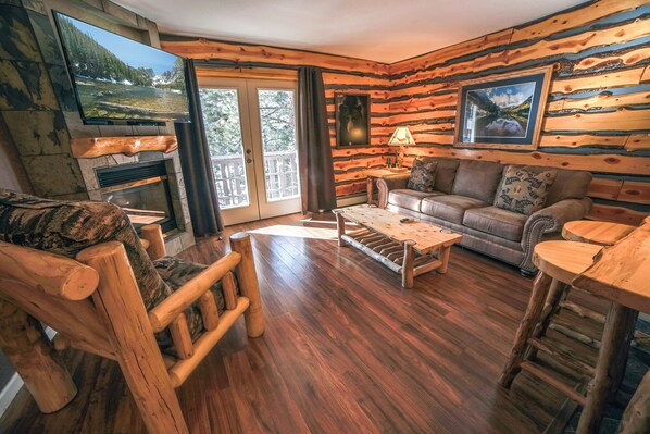 TV, fireplace - Mountain style decorated Condo with King bed (Estes Park)
