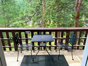 Outdoor dining - Mountain style decorated Condo with King bed (Estes Park)