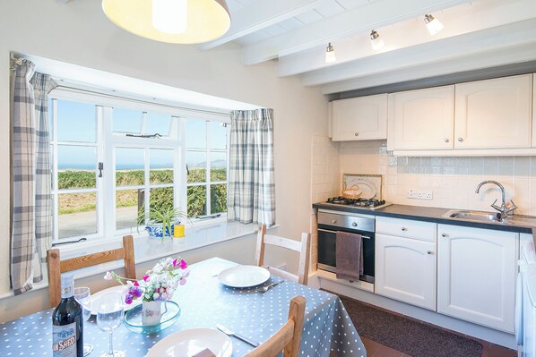 Microondas, tostadora y utensilios de cocina 