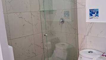 Regadera, secadora de cabello, toallas, jabón