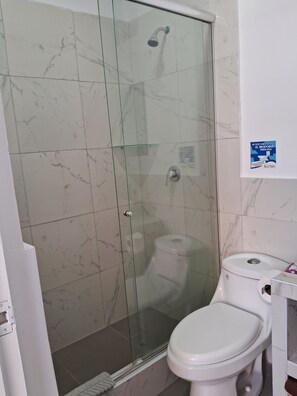 Shower, hair dryer, towels, soap - Hotel Frente al mar Ideal Para Disfrutar del sol y Descansar, con Wifi y AC (Canoas de Punta Sal)