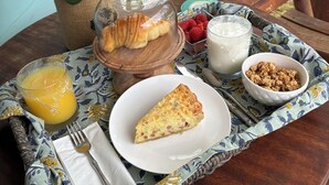 Breakfast meal - Birdie & Rascals B&B (Mandeville)