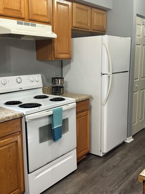 Private kitchen - This space close to the Northern Illinois University and I-88 Highway. (DeKalb)