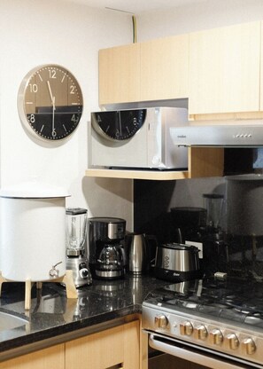 冷蔵庫、電子レンジ、オーブン、コンロ