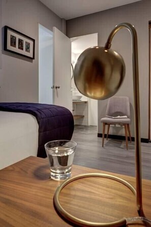 Tabla de planchar con plancha, cuna de viaje, wifi y ropa de cama 