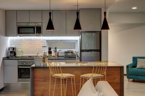 Kjøleskap, mikrobølgeovn, ovn og kokeplater