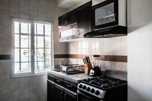 Fridge, microwave, oven, stovetop - Mr. W | Cute, Renewed Roma Apartment (Ciudad de México)