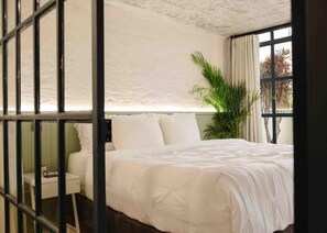 Travel crib, WiFi, bed sheets