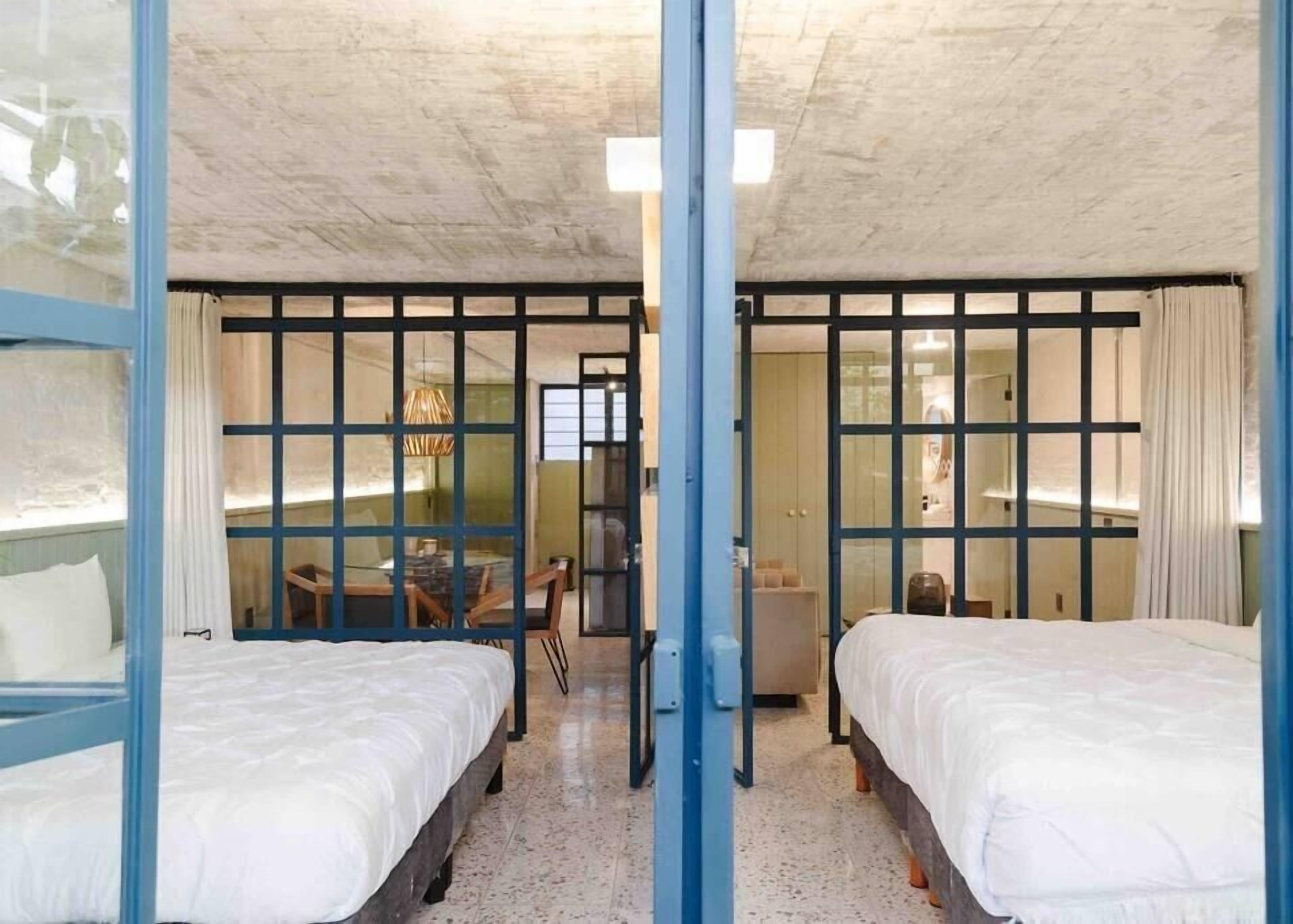 Travel cot, WiFi, bed sheets