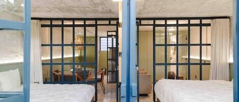 Travel cot, WiFi, bed sheets