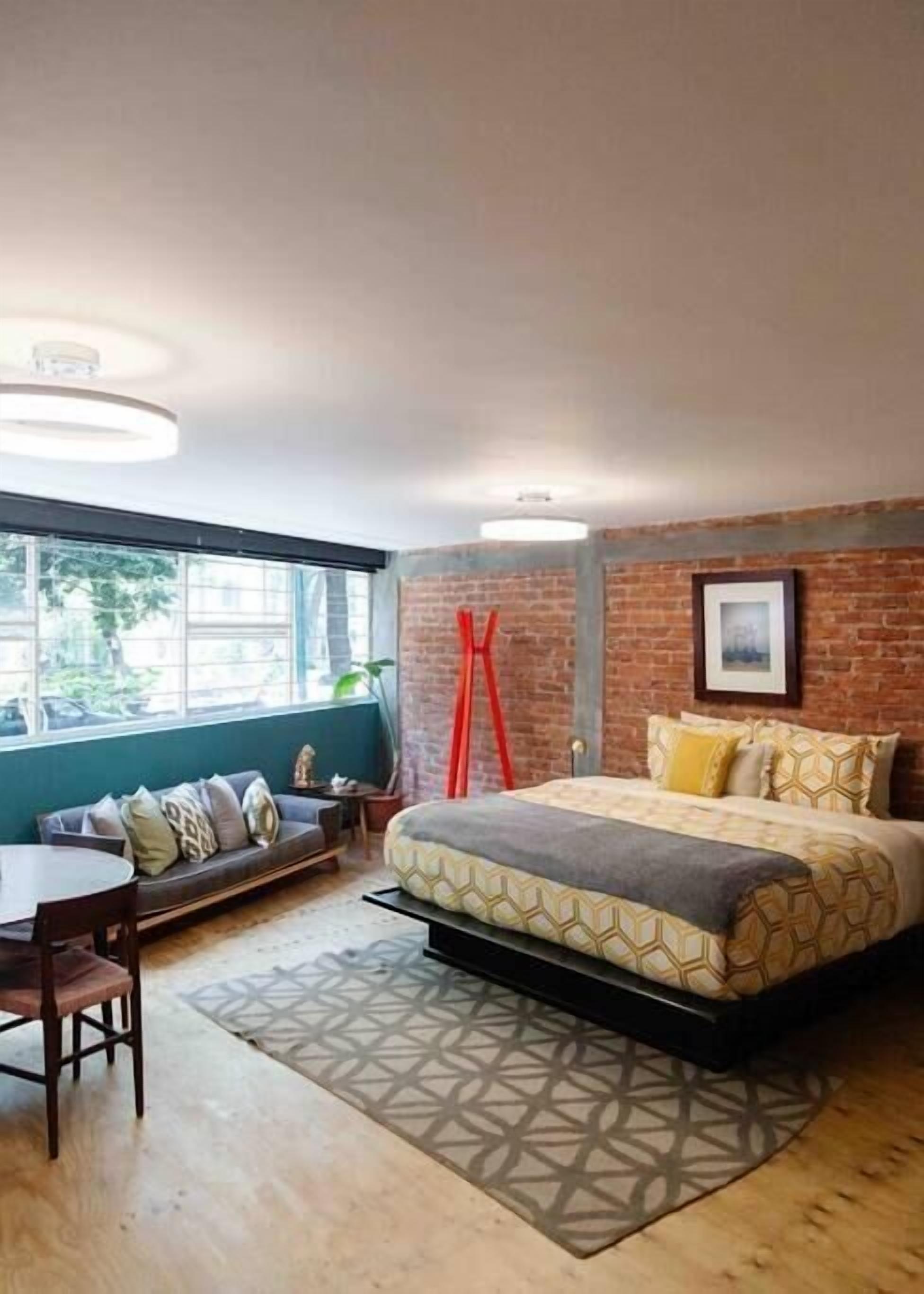 Iron/ironing board, travel cot, WiFi