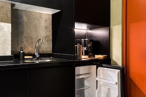Réfrigérateur, micro-ondes, plaque de cuisson, cafetière/bouilloire