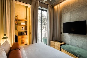 Tabla de planchar con plancha, wifi, ropa de cama