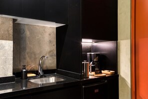 Frigorífico, microondas, placa de cocina y cafetera o tetera