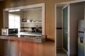 Fridge, microwave, stovetop, coffee/tea maker - Mr. W | Remodeled Cozy Roma Apartment (México D.F.)