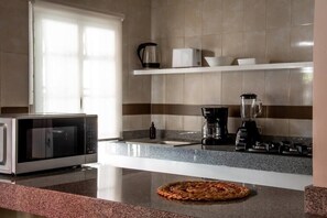 Frigorifero, microonde, piano cottura, macchina per tè/caffè