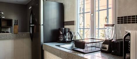 Een koelkast, een microgolfoven, een oven, een kookplaat