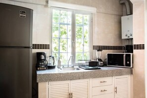 Kjøleskap, mikrobølgeovn, ovn og kokeplater