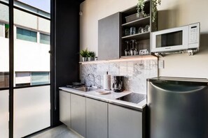 Micro-ondes, plaque de cuisson, cafetière/bouilloire, grille-pain