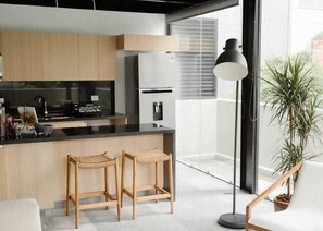 冷蔵庫、コーヒー / ティーメーカー、調理器具と食器