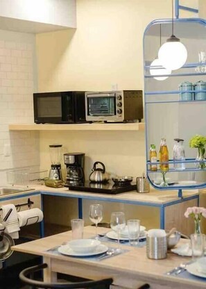 Fridge, microwave, stovetop, coffee/tea maker - Mr. W | Roma 2BR, Top Location close to everything (Ciudad de México)