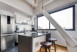 Frigorifero, microonde, forno, piano cottura