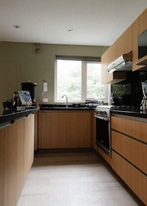 冷蔵庫、コーヒー / ティーメーカー、調理器具と食器