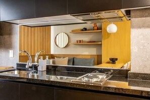 Frigorifero, microonde, piano cottura, macchina per tè/caffè