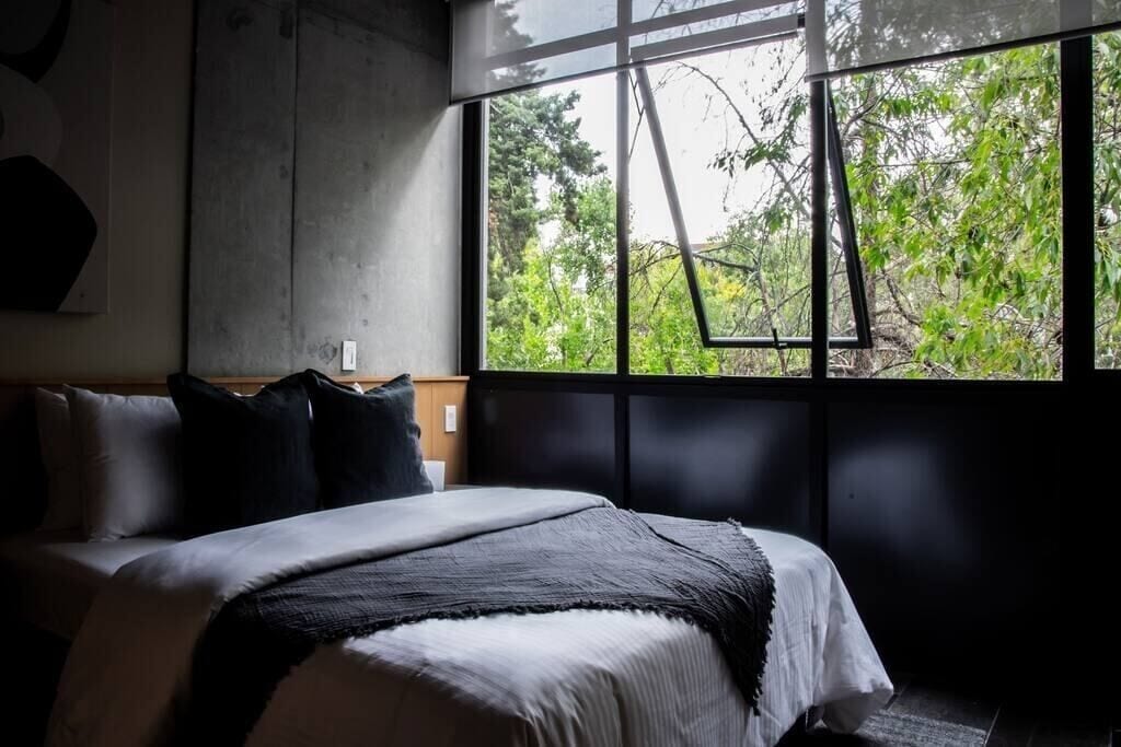 1 chambre, bureau, fer et planche à repasser, lit parapluie