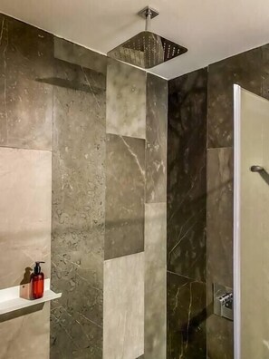 Secador de cabelo, toalhas de banho