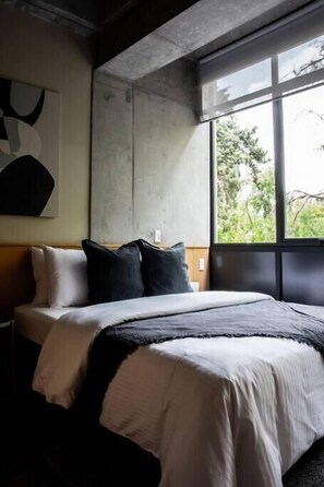 1 quarto, escrivaninha, ferros/tábuas de passar roupa, berço de viagem