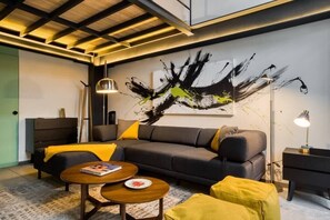 TV - Mr. W | Artsy Roma 2 Level Loft (Ciudad de México)