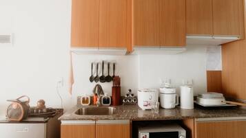 Geladeira, micro-ondas, cooktop, cafeteira/chaleira