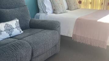 2 habitaciones, tabla de planchar con plancha, wifi y ropa de cama