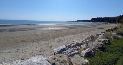 Modern cabin at beautiful Pohara Beach