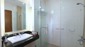 Deluxe-Doppel- oder -Zweibettzimmer | Badezimmer