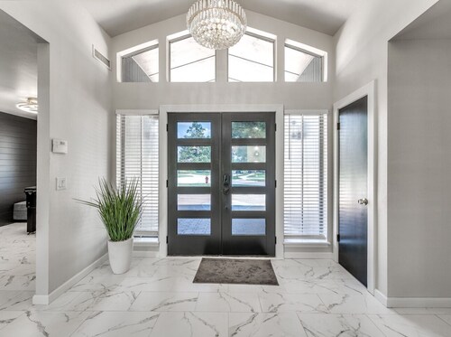 Modern Urban Retreat With Hot Tub. Close to major popular restaurants. 
